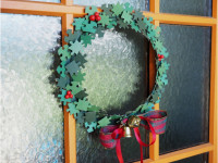DIY Christmas decoration idea: A piece-ful jigsaw wreath